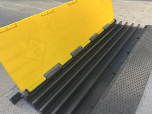 Rampe de protection de câbles en caoutchouc à 5 canaux grande capacité pour la gestion de plusieurs câbles et la sécurité routière - Product Image 6