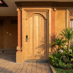 Una lujosa puerta frontal de teca maciza con un arco superior, adornada con impresionantes motivos florales tallados a mano. - Product Image 5