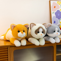 Coussin en peluche chat couché, avec vêtements amovibles, rembourré de coton PP, doux et adorable, cadeau de fêtes, personnalisable disponible.