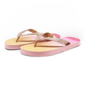 Vente en gros de tongs à dégradé de couleur pour femmes, avec lanière dorée scintillante, sandales de plage, pantoufles d'été en PE souple, logo personnalisé - Product Image 2