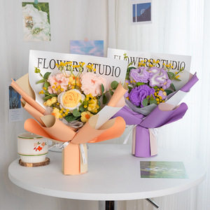 Cadeau d'anniversaire, bouquet de carnations en laine tricotée, fleur artificielle de rose tissée à la main - Product Image 2