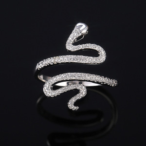 Anello da Donna con Farfalla in Zirconi Micro Pave, Design Classico Unico, Gioiello da Dito Impilabile per Uso Quotidiano, Regalo Versatile - Product Image 6