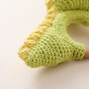 PSZ1445 Sonajero de Dinosaurio Adorable con Mango de Madera, Juguete Mordedor Suave Hecho a Mano, Sonajero Unisex para Bebé, Tejido a Crochet, Certificado LFGB, 0-24 Meses - Product Image 5