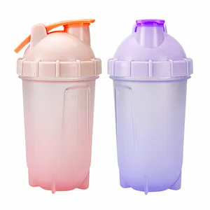 Ucuz spor BPA ücretsiz 500/600ml albumen veya süt tozu bahar topu plastik çalkalayıcı su şişesi ile doğrudan içme