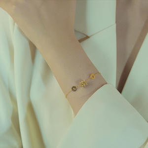 Bracciale di Lusso Placcato Oro con Catena a Maglie in Acciaio Inossidabile e Numeri Romani per Donne e Ragazze, Regalo di Compleanno - Product Image 4