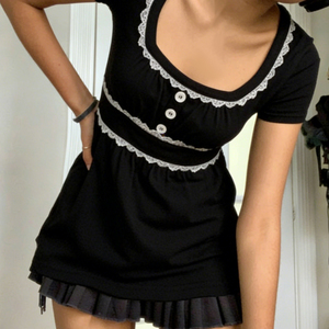 เสื้อยืดแขนสั้นสีดำสำหรับผู้หญิง แต่งขอบลูกไม้สีขาว คอเหลี่ยมหวาน ติดกระดุมด้านหน้า ทรงเอไลน์ สไตล์วินเทจ Y2K เสื้อลำลอง - Product Image 2