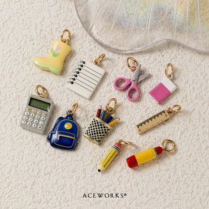 Adicto a la Papelería |   Mini Dijes Esmaltados de Acero Inoxidable con Baño de Oro PVD de 18K para Escritorio Escolar |   Mochila con diseño de lápiz y tijera, colgante para bolígrafo DIY - Product Image 3