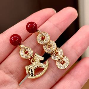 Boucles d'oreilles asymétriques en forme de pièce de monnaie cheval rouge, plaquées or, breloques de luxe pour femme, pendentifs raffinés pour usage quotidien, sertissage clos - Product Image 1