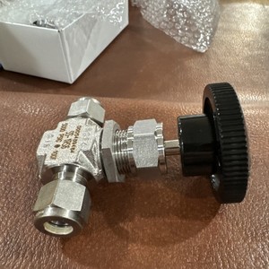 กล่องบรรจุ 2 ชิ้น SWAGELOK SS-1RS6, SS1RS6, วาล์วเข็มแบบ Bonnet 3/8" 5000 Psig มือสอง - Product Image 5