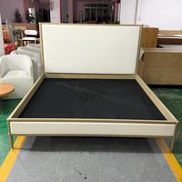 Cadre de lit en bois de chêne clair OAKEN avec tête de lit rembourrée en tissu crème, lit plateforme minimaliste à profil bas, lit king-size, meubles de chambre à coucher