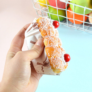 Aimant de réfrigérateur en PU souple, simulation de pain, modèle de gâteau aux fruits, grand gâteau moelleux en poudre, jouet alimentaire décoratif - Product Image 2