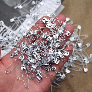 Lot en gros personnalisé de 100 épingles de sûreté géantes en fer avec technique de placage, réutilisables et avec étui de rangement transparent pour sacs - Product Image 3