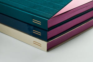 Couverture <span class=keywords><strong>de</strong></span> <span class=keywords><strong>livre</strong></span> en carton rigide avec logo personnalisé en feuille <span class=keywords><strong>d</strong></span>'or, bords peints colorés, gaufrage, impression offset - Product Image 2