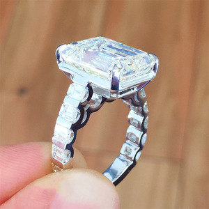 Anello di Fidanzamento F1213 per Donna in Oro Bianco con Diamante Taglio Smeraldo e Pietre Laterali Naturali Colore D - Product Image 2