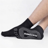 Vente en gros Chaussettes unies à 5 orteils avec poignées Chaussettes en coton antidérapantes pour les doigts de yoga pour hommes