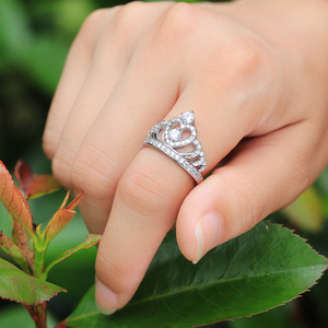 Anello nuziale classico a corona per donna, elegante gioiello scintillante da indossare sul dito - Product Image 2