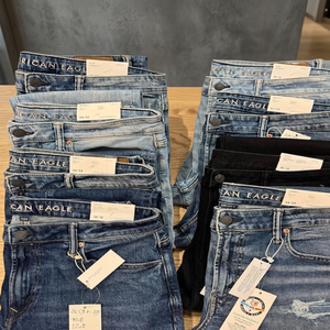 Lot de surplus de vêtements décontractés en coton et denim pour hommes et femmes, pantalons skinny, droits, déchirés, avec étiquettes de marque, à prix réduit - Product Image 3