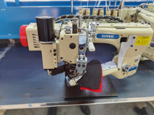 Máquina de Coser Plana de 4 Agujas y 6 Hilos con Brazo Libre ZY620 - Product Image 2