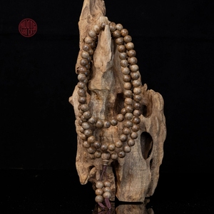 Collier de prière bouddhiste artisanal en bois d'agar naturel, 108 perles de 8 mm, type Mala, en bois d'oud. - Product Image 2