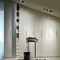 Système d'organisation de dressing sur mesure avec tiroirs et tringles de suspension
