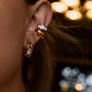 Boucles d'oreilles clous géométriques en forme de C en acier inoxydable plaqué or 18 carats avec zircon serti clos, pour usage quotidien - Product Image 2