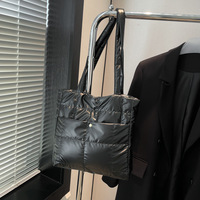 Sac fourre-tout matelassé en nylon tendance avec fermeture éclair, grande capacité, design doux et matelassé, sac de voyage portable, sac bandoulière