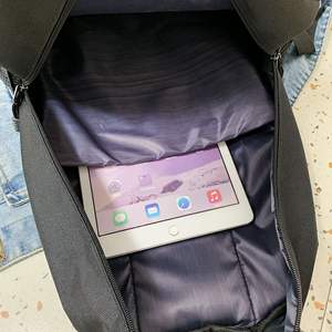 Hochwertiger 20-39L Wasserdichter Polyester-Rucksack mit Faltfunktion, Luftpolster-Gürtel, Individuellem Logo, Großhandel, Reißverschluss - Product Image 2