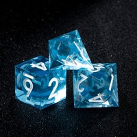 Ensemble de dés en résine transparente bleue et blanche à bords tranchants, faits à la main, 7 pièces, avec noyau liquide, adaptés aux jeux de rôle et aux donjons et aux dragons