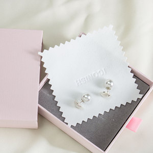 Petite boîte à bijoux personnalisée en microfibre avec sac pour organiser et présenter des colliers et des boucles d'oreilles - Product Image 6