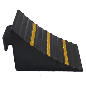 Dispositif anti-retournement en caoutchouc, butée de roue triangulaire noire, système de stationnement, bloc de réduction de vitesse pour voiture et camion - Product Image 1