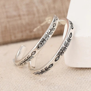 Aretes Huggie con Diseño de Corazón y Huella de Pata para Mujer, Joyería de Moda Inspirada en Mascotas - Product Image 5