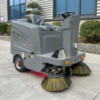 Balayeuse de voirie industrielle automatique électrique autoportée à trois roues et trois brosses pour usine et atelier