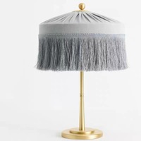Lampe de table en velours à pompons Sinclair de style campagnard français, lumière décorative pour salon, salle à manger, hôtel, appartement