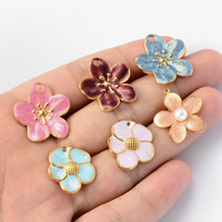 Vente en gros de fleurs mignonnes pendentif en acier inoxydable plaqué or de haute qualité hibiscus émail fleur chars pour la fabrication de bijoux