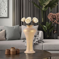 Hochwertige Elegante Goldene Metall-Blumenvase Handgefertigtes Wohnaccessoire für Hochzeit oder Esstisch mit Goldakzenten