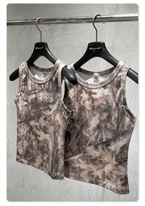 ผู้ผลิตเสื้อผ้า ผลิตเสื้อกั๊กสไตล์สตรีทอเมริกันลายพราง 315 กรัม สำหรับฤดูใบไม้ผลิและฤดูร้อน สำหรับผู้หญิง; เสื้อลำลองสำหรับกิจกรรมกลางแจ้ง - Product Image 2