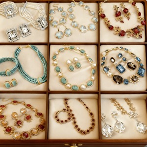 Set di Gioielli Vintage in Rame e Zircone, Bracciale, Orecchini e Collana, Stile Retrò di Lusso per Donna - Product Image 1