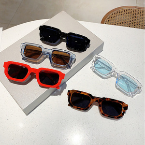 Lunettes de soleil carrées à petite monture, style rétro européen et américain, simples et hautement tendance, pour femmes - Product Image 5