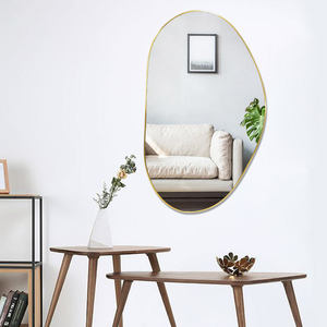 <span class=keywords><strong>Specchio</strong></span> da Parete Decorativo <span class=keywords><strong>Moderno</strong></span> Minimalista con Cornice in Ottone e Vetro, Forma ad Arco, Intarsi in Metallo, Fatto a Mano - Product Image 4