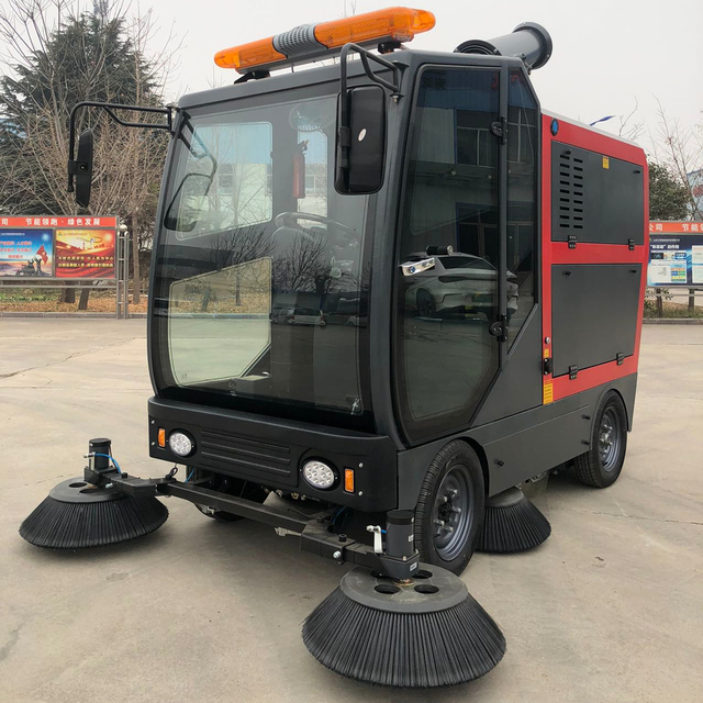 High Quality Driveway Street Sweeper Broom Machine for Street with Fogger Sprayer Dedusting with Automatic Fog Gun