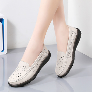 Chaussures pour femmes en cuir à design ajouré, polyvalentes et confortables, avec semelles souples qui ne fatiguent pas les pieds, à enfiler, pour mamans - Product Image 1