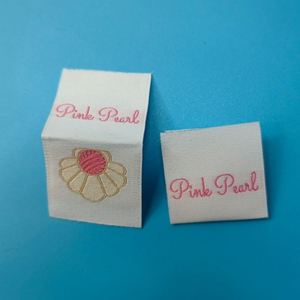 Étiquettes de col tissées tendance en polyester durable, découpées à chaud, étiquettes de marque personnalisées de haute qualité, étiquettes de vêtements en damassé à coudre - Product Image 2