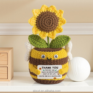 Fiori Artificiali all'Ingrosso: Margherite, Gigli e Girasoli Lavorati a Mano all'Uncinetto in Vaso con Biglietto di Auguri - Product Image 3