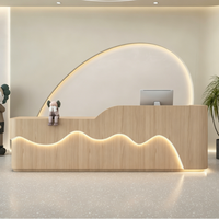 Comptoir de réception personnalisé ondulé et cannelé avec éclairage LED pour salon de beauté, spa, hôtel, bureau – Mobilier de réception