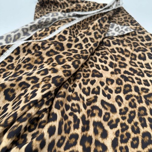 Tessuto Satinato con Stampa Leopardata <span class=keywords><strong>in</strong></span> <span class=keywords><strong>Viscosa</strong></span> Leggera 100GSM per Camicie e Bluse da Donna - Product Image 3