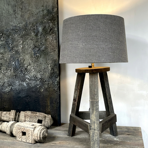 Lampe de table rustique à trois pieds en bois, base trépied robuste faite à la main avec abat-jour en tissu gris pour salon, chambre à coucher, décoration intérieure - Product Image 1