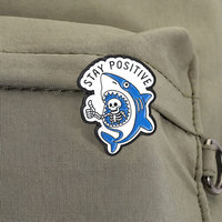 Broche émaillée en forme de squelette de requin avec slogan 'Stay Positive' en alliage de zinc, pour sac à dos, veste, chapeau, revers, accessoire de collection