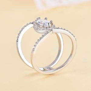 แหวนแต่งงานเงินแท้ 925 ชุบโรเดียม ประดับเพชรคิวบิกเซอร์โคเนีย รุ่นทันสมัย ยี่ห้อซันสตาร์ รุ่น TL-447 สำหรับผู้หญิง ใส่ไปงานปาร์ตี้ - Product Image 4