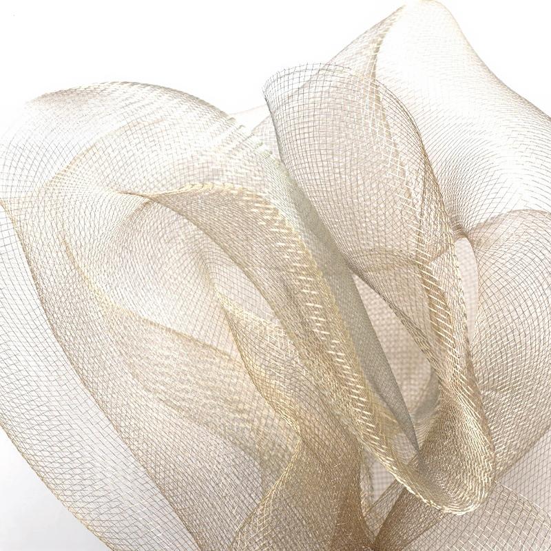 Or foncé avec de grands trous