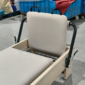 Reformer de Pilates en bois d'érable Strata avec tour, couleur et logo personnalisables - Product Image 6
